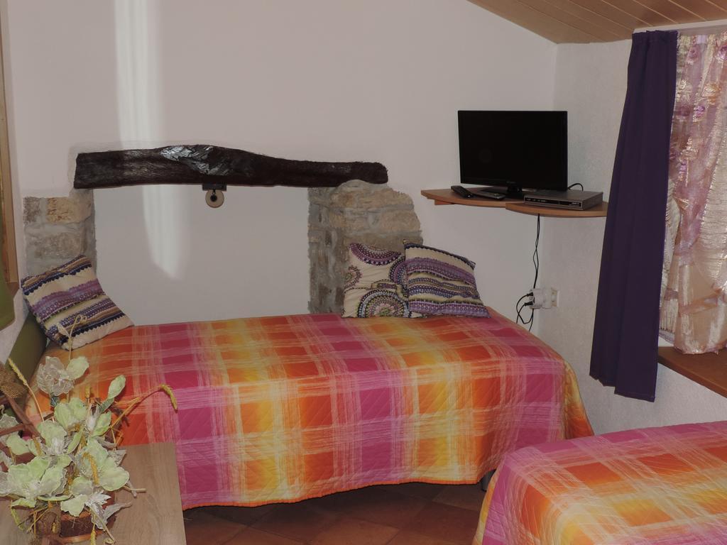 Apartment Pod Lipom Roč エクステリア 写真